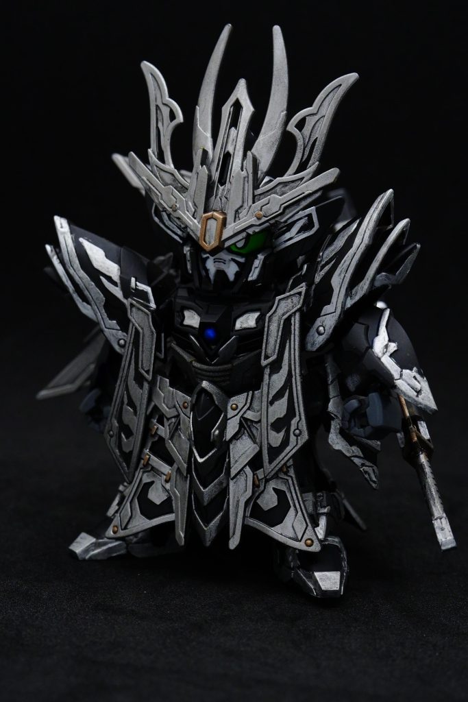 作中後半、義時が幕府の実権を握って以降の黒い装束をイメージしています。黒とシルバーでモノトーンに。最初にスプレーで大まかに色を塗り、細部は筆塗りです。