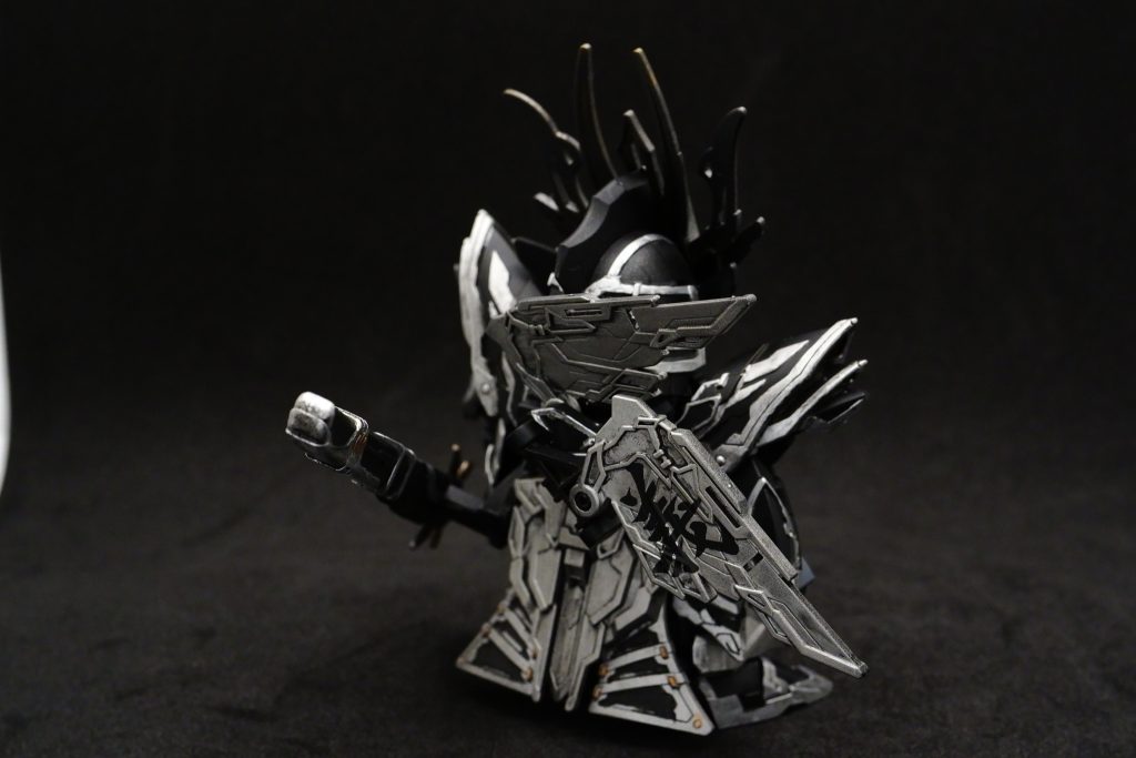 背中の羽には「義」のデカールを入れています。義時の「義」でもあり、彼自身が「義しさ」を求める男であることも意味していますが、汚れ、傾いています。