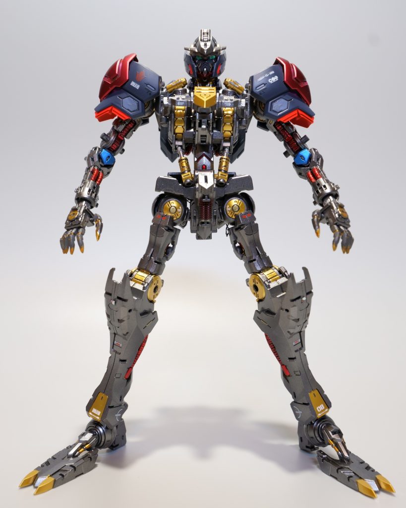 肩パーツはLED配線があるので、取外し出来ません。内部フレームはスターブライトアイアンとゴールドで全体を塗装して、赤色部分はキャンディ塗装しました。