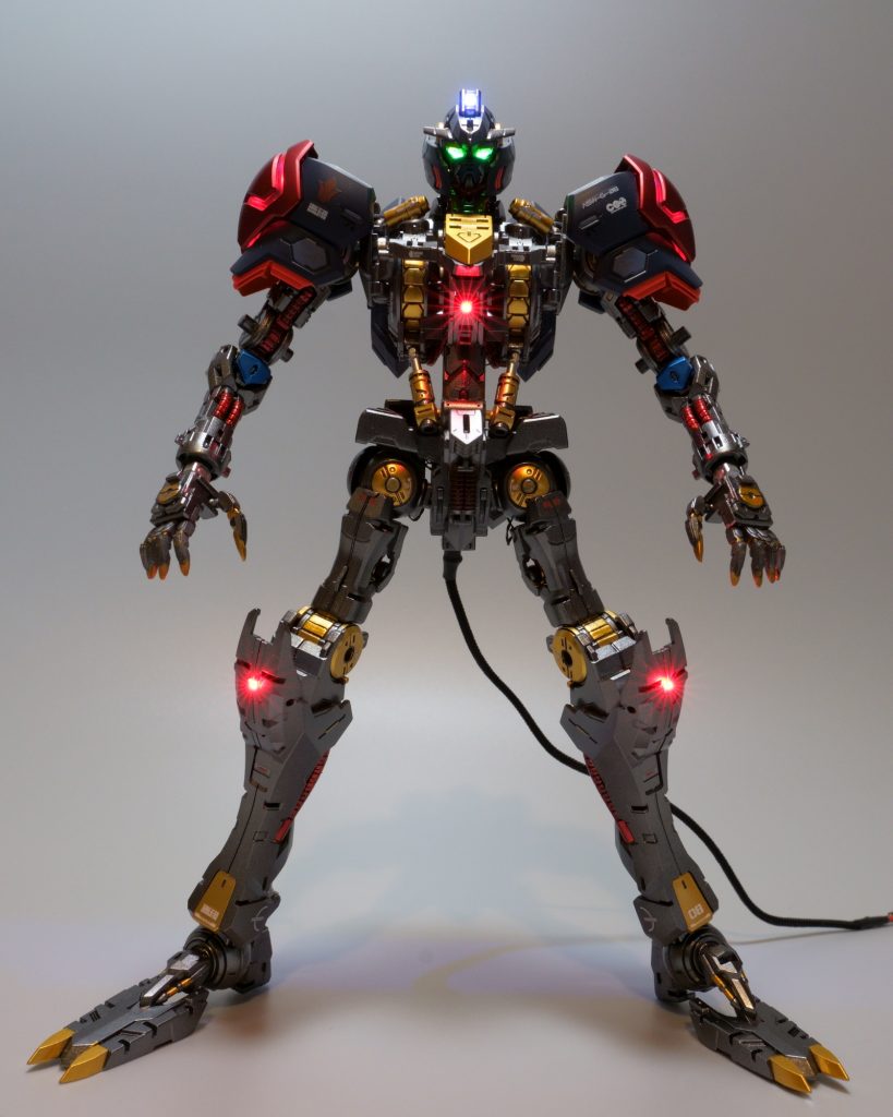 電飾改修して全部で8箇所に取り付けています。バーニアにはブルーを付けています。腹部の軸部分に配線が詰まっています。😅