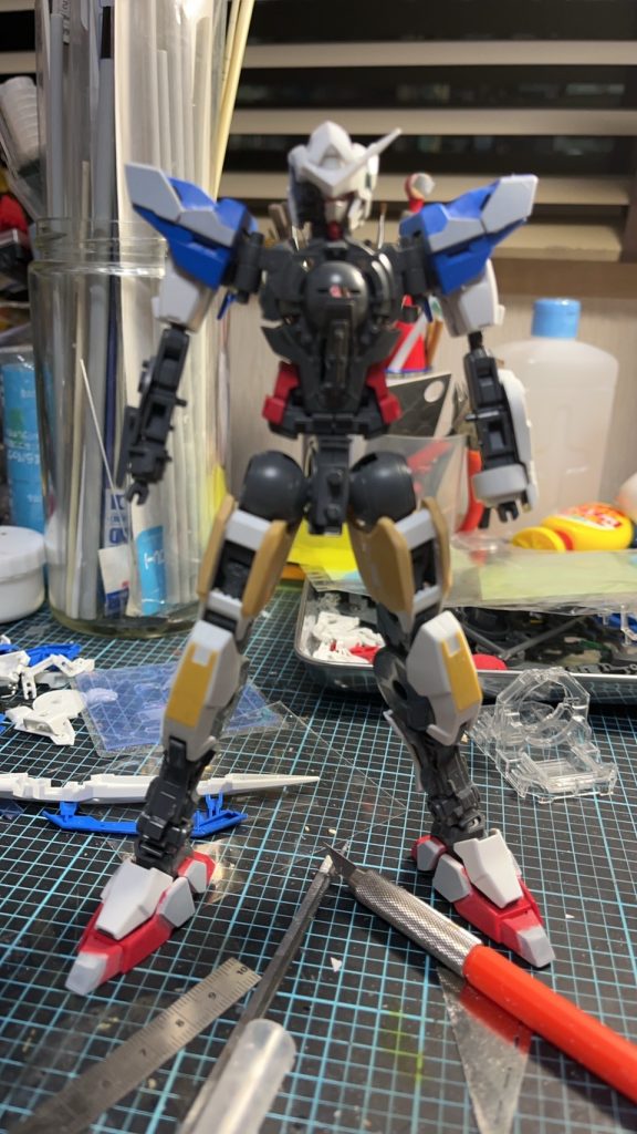 【製作途中】フレーム自体には大きく手を入れず、外装を中心に回収してあります。初めは電飾も考えていたのですが、締め切りに間に合わずなくなく断念。次回は電飾も含めて仕上げられればいいなと思っています。【あとがき】当初の予定の30%程度しか制作できなかったキットなので、公開するのは少し恥ずかしいのですが、YouTubeのチャンネル企画という事もあり思い切って投稿させていただきました。普段はスケールモデル中心な制作をしているのですが、ガンプラもよく作っているので、今後機会があればまた投稿させていただきたいと考えています。最後まで見ていただきありがとうございました。次回もよろしくお願いいたします。制作:Tomo’s(モデラーズワークス函館所属)投稿・代筆:とるる