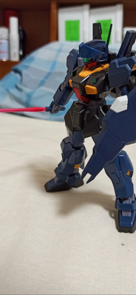 頭とシールドはホビーカラーのティターンズブルー2で塗りました。