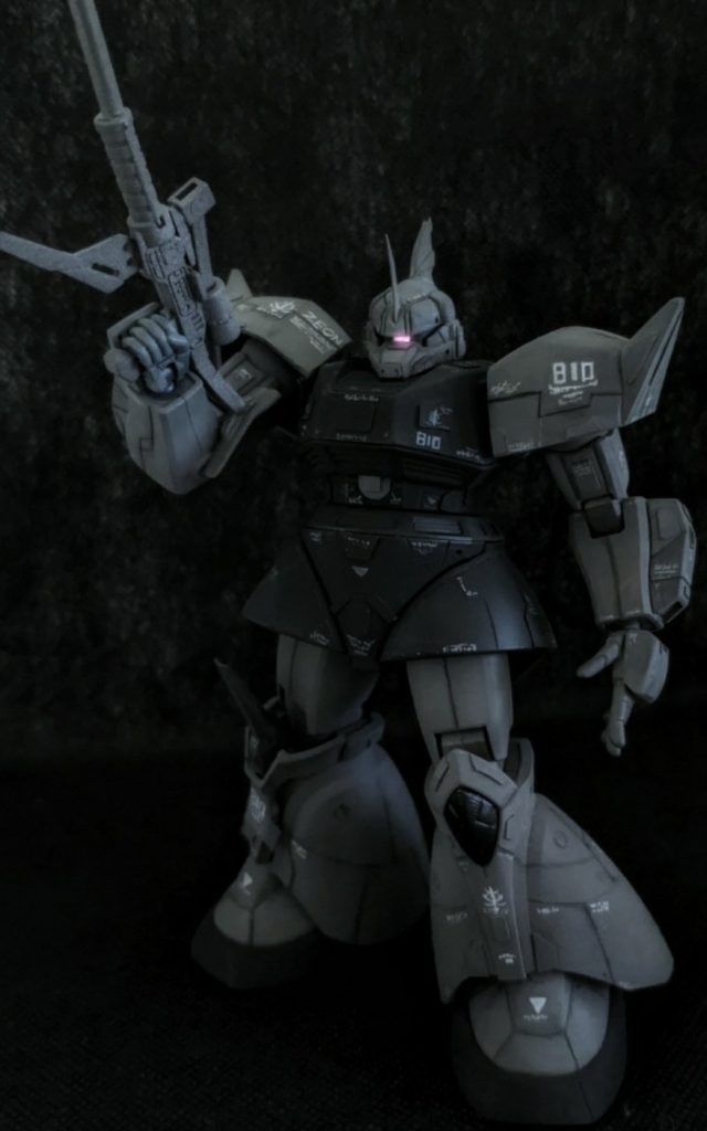 発掘された際に武装はすべて無かったです。本体もヘッドカバーはなくモノアイレールが丸見え、ハンドパーツも両方無く左の脚部カバーも紛失…とひどい状態でしたがそんなゲルググを「また戦場に立てるようにしたい！！」という想いで改造と塗装を決行しました。