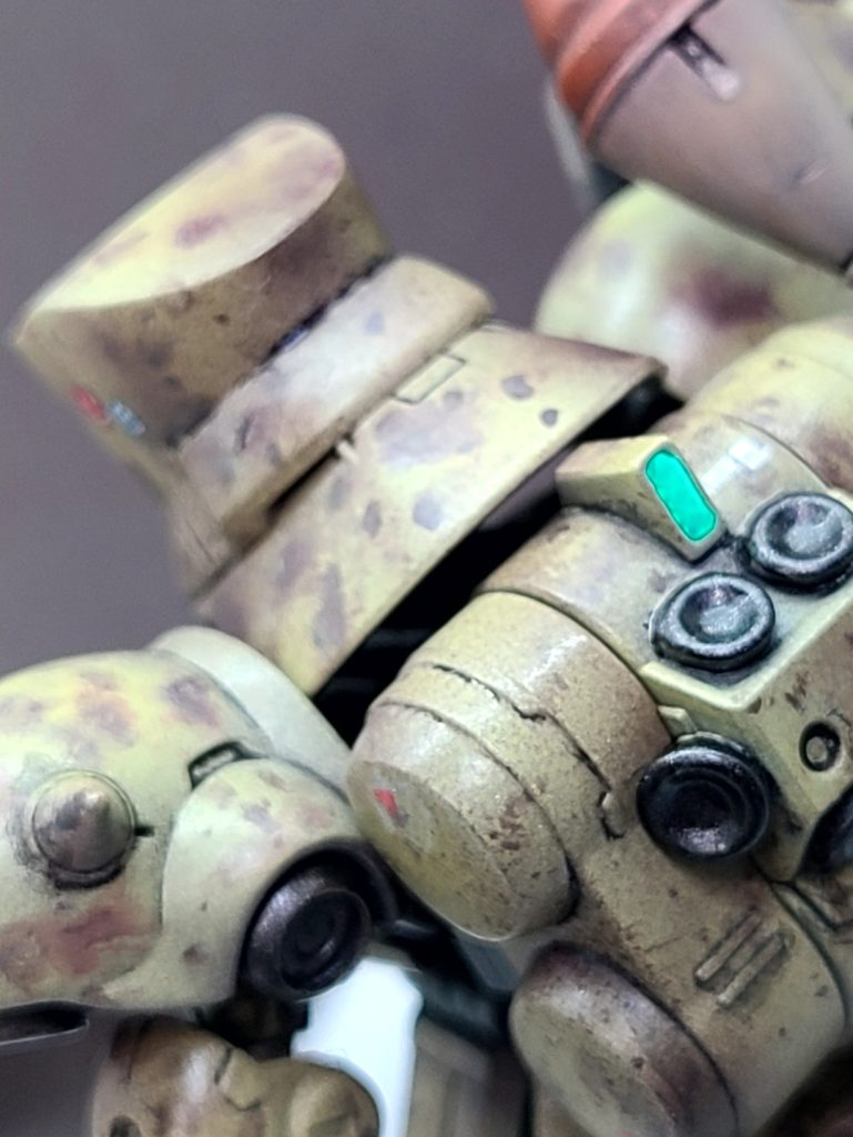 バックパックの上下のセンサーは蛍光色で塗装してあるのでUVライトで発光(モノアイも同様)。