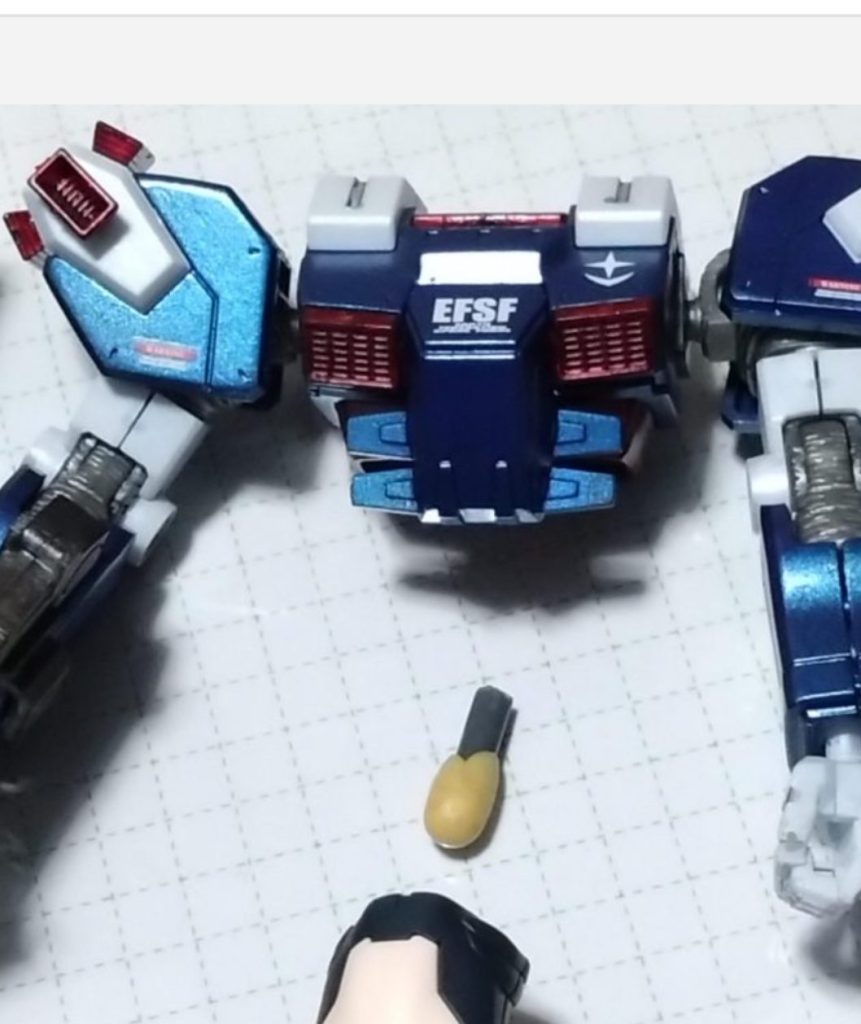 ランナーを軸にパテ盛りで接続パーツ作りました。