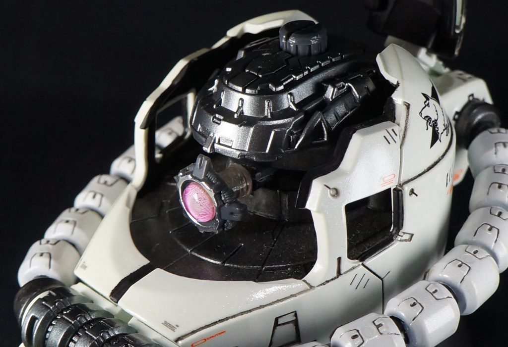 モノアイ部分の先端を切り離し、100均のLEDランプをばらしたものを間に接着しています。これにより、モノアイが前方にオフセットしています。オフセットさせたことで、斜め上から見たときにモノアイが見えるようになり、睨むような目線を作ることができます。