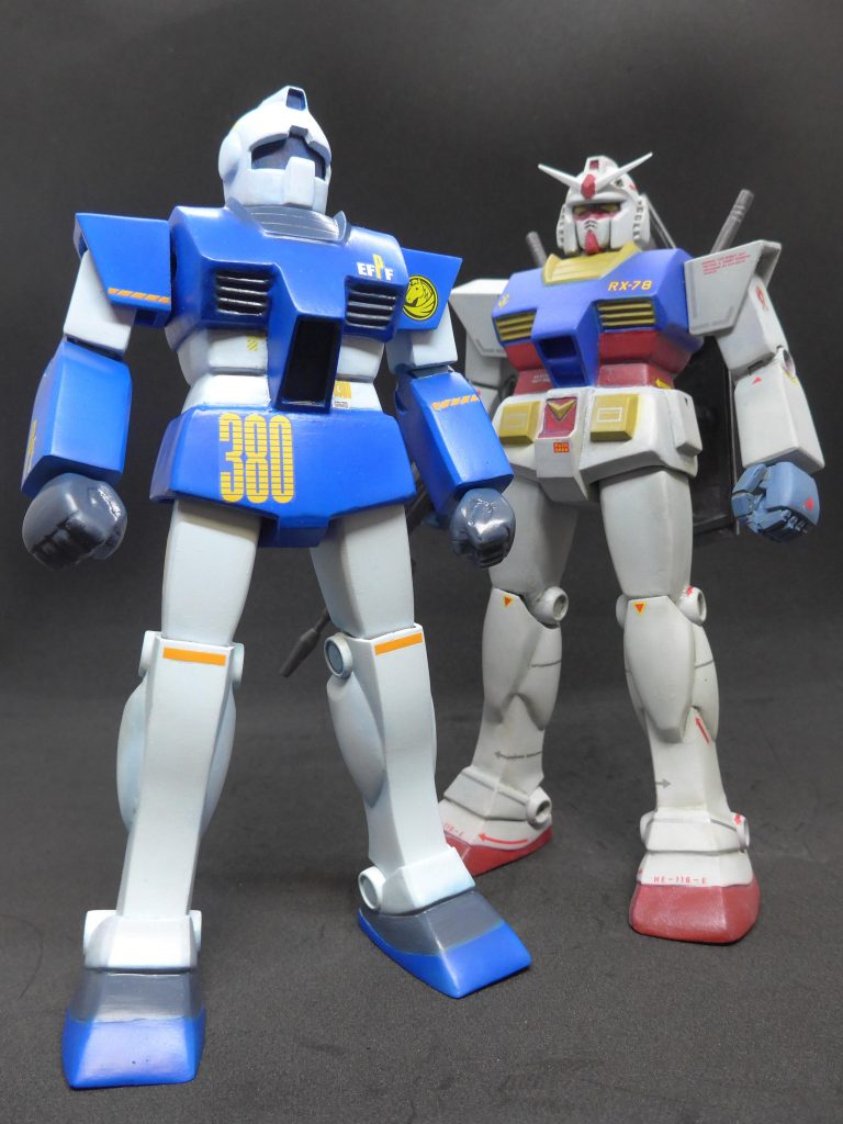 過去投稿作のガンダムと。当初このジムとニコイチで作る予定だったのを頑張って単独で完成させたので実現しました。ただ、ガンダムの方は腰のコアファイター丸見え部分を隠す工作で目一杯でした。