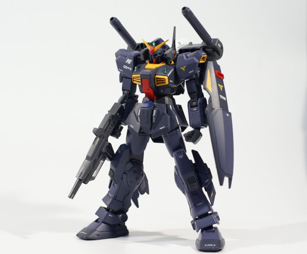 改修内容は次の通りです。・センサー類にラピーテープ、HIQパーツオーロラグリーンシールを使用。・上記は光の反射で発光しているように。・フェイスの形状を変更、顎を少し延長。・胴体を1㎜延長。・バックパックを変更。・脚をペイルライダーの物に。・ライフルを改造。・エッジ出し。・モールドの掘り直し。・カラーリングをエンゲージゼロサイコミュ風に。