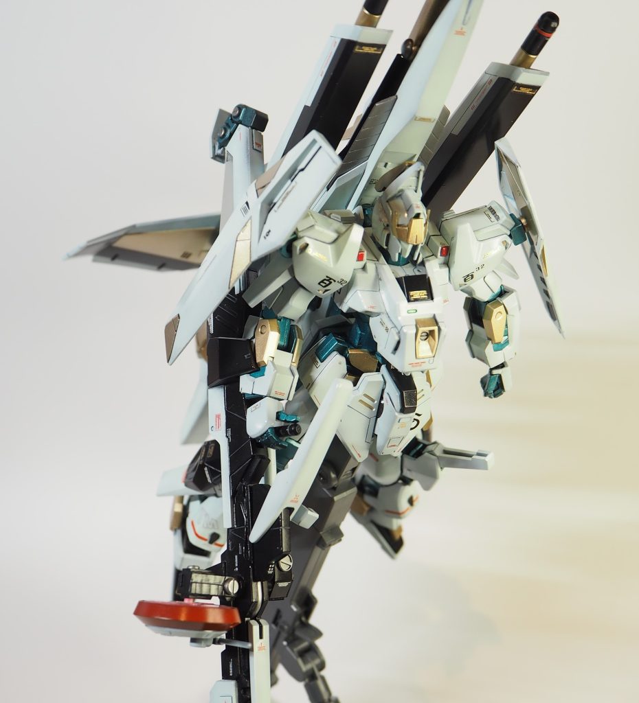 以上になります.当初案(製作ストーリーを参照)からはフォルムはそんなに変わっていないのですが,さすがに盛りが多かったらしく,最も苦労したのは撮影です.自立が難しいし,バックとなるシートは樹脂製で滑るし,自重で股関節が開いていくしで.加えて作りが甘いので外れて補修して・・・.作りたい形は沢山あるのに,技術がついていってません.うまくなりたい.ということで,ご意見をお待ちしています.ぶっちゃけエルガイム本編をちゃんと見たことありません・・・.