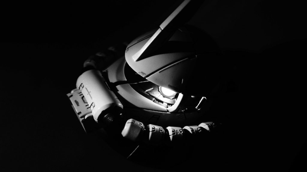 軽い照明1つとモノアイのみを発光させてモノクロ撮影した写真です。個人的にうまく撮れたとお気に入りの1枚になります。光るといつもと違った写真が撮れて面白いですね。