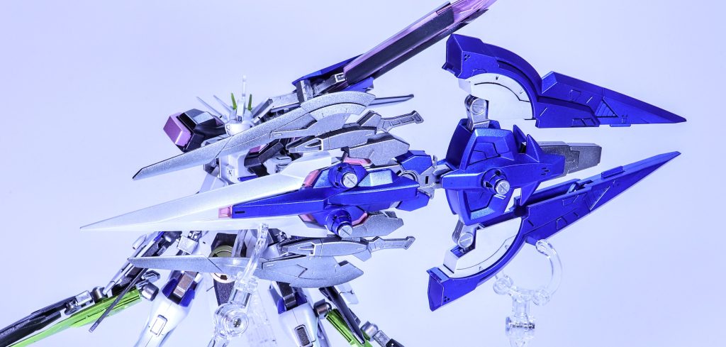 　大型盾は３つの盾のなかで最も高い攻撃力・防御力を誇っており、飛行形態・砲撃形態・防御形態に可変する。装着時の砲撃形態では本体からの直接給電により、単独時よりも強力な収束ビーム砲を放つことが可能になる他、単独飛行時には消費電力の激しさから使用できないゲシュマイディッヒ・パンツァーを用いた曲射も可能となる。