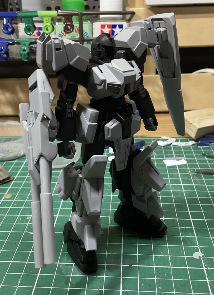 本体とアーマーをわかりやすくするために、サフは2色使いました結局、この後アーマーも黒サフを吹いたのですが・・・