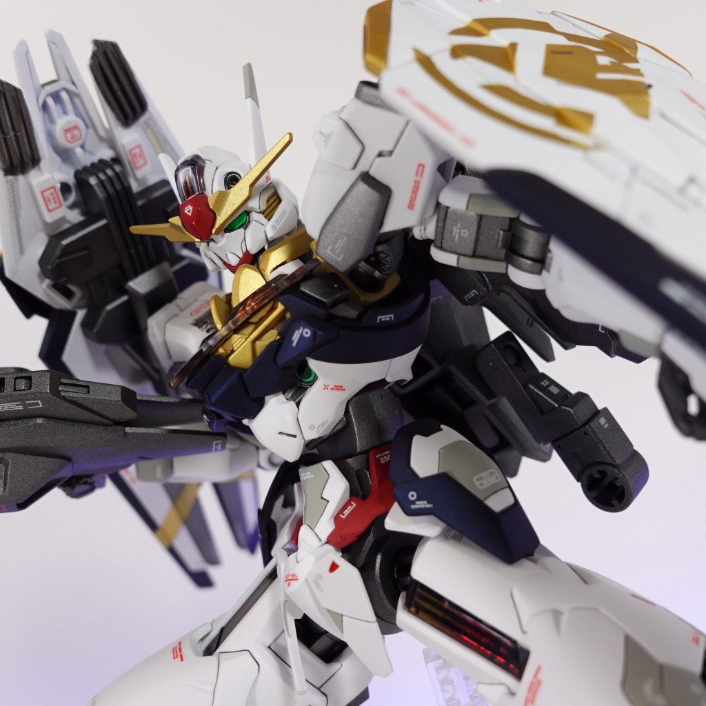 完成時の写真 その2配色に関してはスレッタの髪の色とホルダーカラーで配色して金、黒、白、赤だと警視庁カラーになるのでチョット外しています