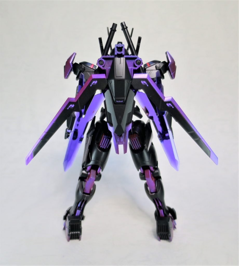 カラー変更だけでなく、HGBFトランジェントガンダムグレイシャーの武装を持たせました。小型ランスは羽のようなシルエットになるようバックパックに取り付けできます。