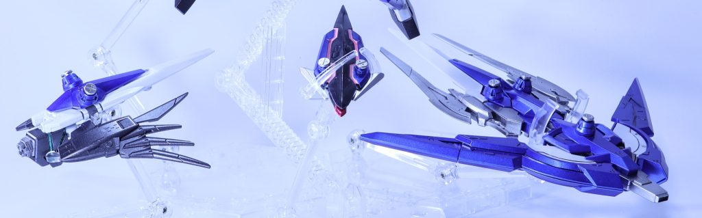 大、中、小３つの多目的盾で構成されており、それぞれが独立して機体周囲に浮遊状態で懸架されておりパッケージ・システムⅡによって前腕部に装着して使用することもできる。　ストライクFⅡ-Sと同様、MCフライトシステムが搭載されており、単独での飛行やゲシュマイディッヒ・パンツァーによりビームを歪曲させることで防御をする以外に、複数枚を並べて複雑な曲射にするなどトリッキーな使い方もできる。