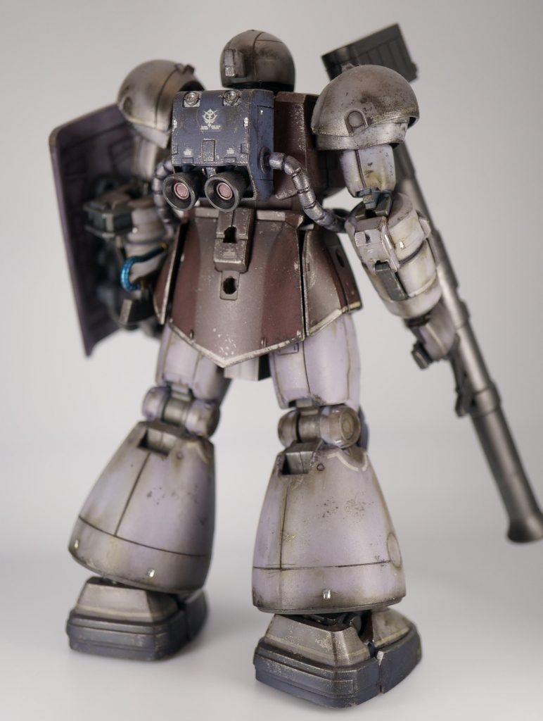 撮影は、相互さんに教えて頂いた、ダイソーの300円ボックス。これは凄い。リビングモデラーにとって肝になる「場所・効果・収納」を見事にクリアしてる。【場所】撮影場所を取らない。リビングテーブルお借りしまーす程度。箱を置いて、ライト並べて、パシャパシャ。【効果】アールが付いた底面のお陰で、奥に角のラインが出ないし、箱内に光が回るから影も少ない。背景に布や紙を用意するのって結構面倒なんですよね。でも、これなら置くだけ!!【収納】使用するLEDライトやミニ三脚など一式は、この300円ボックスの中に。蓋も付いてるから埃も被らないし収納も楽チン若干素材が柔らかいけど、その分光を透過させることができる。それが気になる人はニトリのボックスがいいかも。