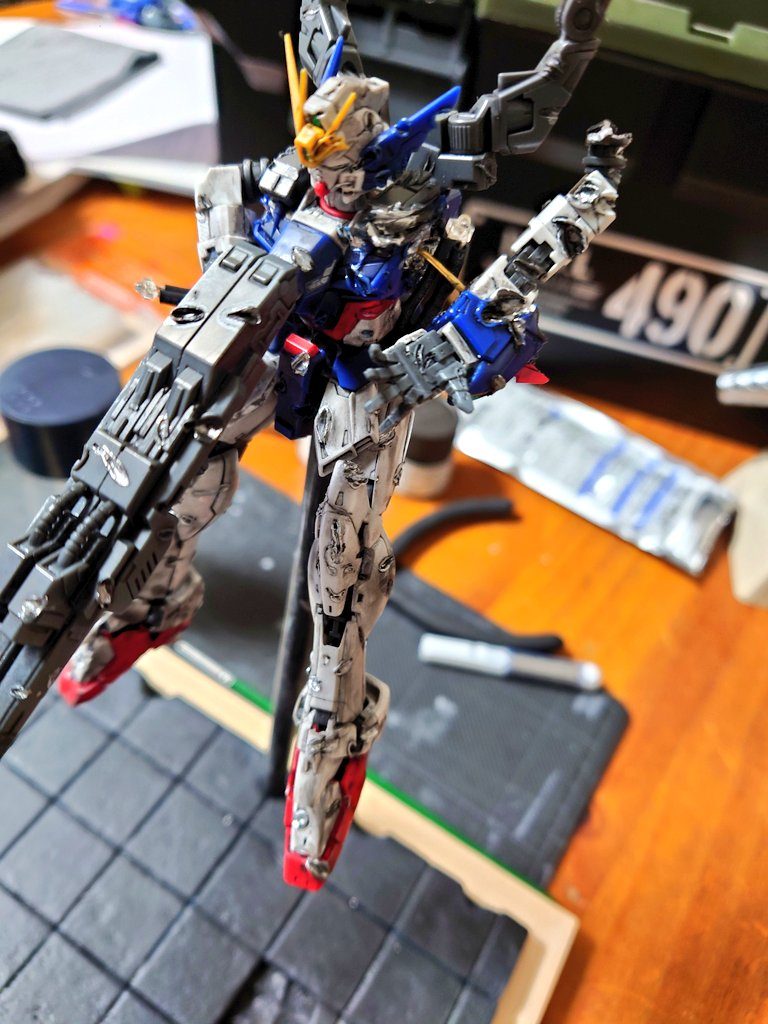 全身にキズ。真鍮でボディと左腕を固定