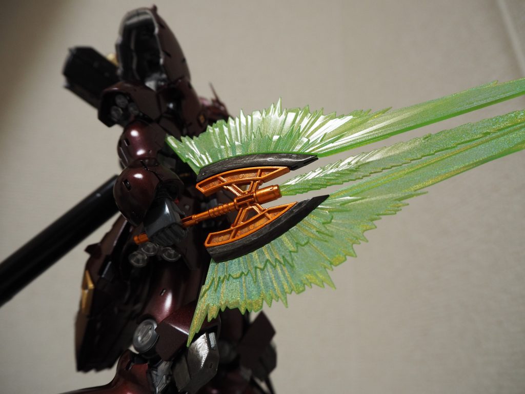 ビームトマホークはガンダムマーカーMEPEホロイエローにて塗装。塗装にはGMAS使用。ビームで成形された刃を表現するうえで、見る角度によって七色に変化する本カラーは最適と感じます。