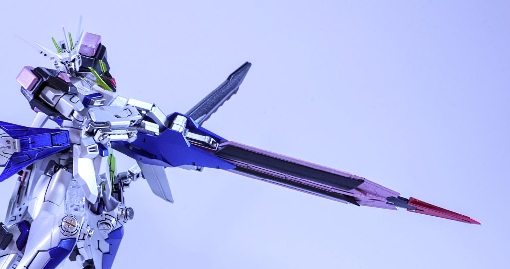 　アサルトカノン・パッケージは高出力ビームによる砲撃戦のための装備である。砲撃時の反動を支え、消費電力のチャージ時間を短縮するためにパッケージ・システムⅡに対応。また先端部にはヴァリアブルフェイズシフトの技術を応用した刃が取り付けられおり、砲身芯材にサイコフレームを用いることで強固な突撃槍としての運用もできる。