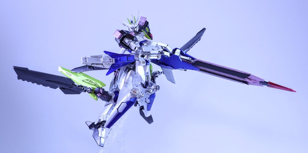 〜高機動砲撃戦パッケージ装備〜「ストライクFⅡ-S＋アサルトカノン・パッケージ＋VLパッケージ」　ストライクFⅡ-Sにビーム突撃砲パッケージ「アサルトカノン・パッケージ」と高機動パッケージ「VL(ヴォワチュール・リュミエール)・パッケージ」を装備した姿。