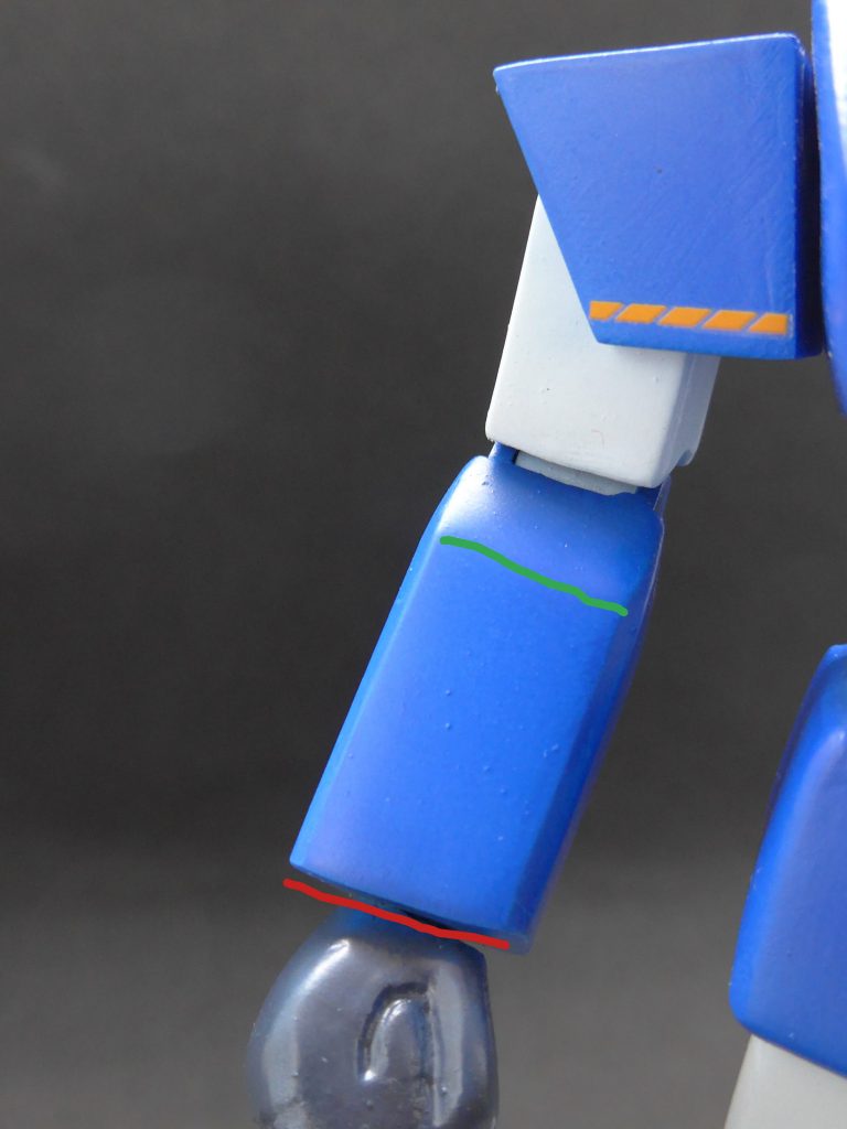 緑線を入れた部分の角度が浅くなるように削り、赤線部分は手首を少し内側に向けるようにプラ板貼って内側に削り込みました。