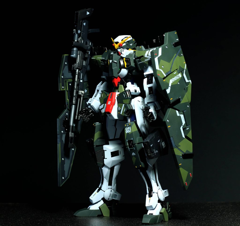 【正面図】基本的なプロポーションは崩さず、細部のディティールアップと塗装にによる情報量のアップに注力して制作。狙撃に特化した機体という事で、カモフラージュ用の迷彩を装甲部分に施してみました。