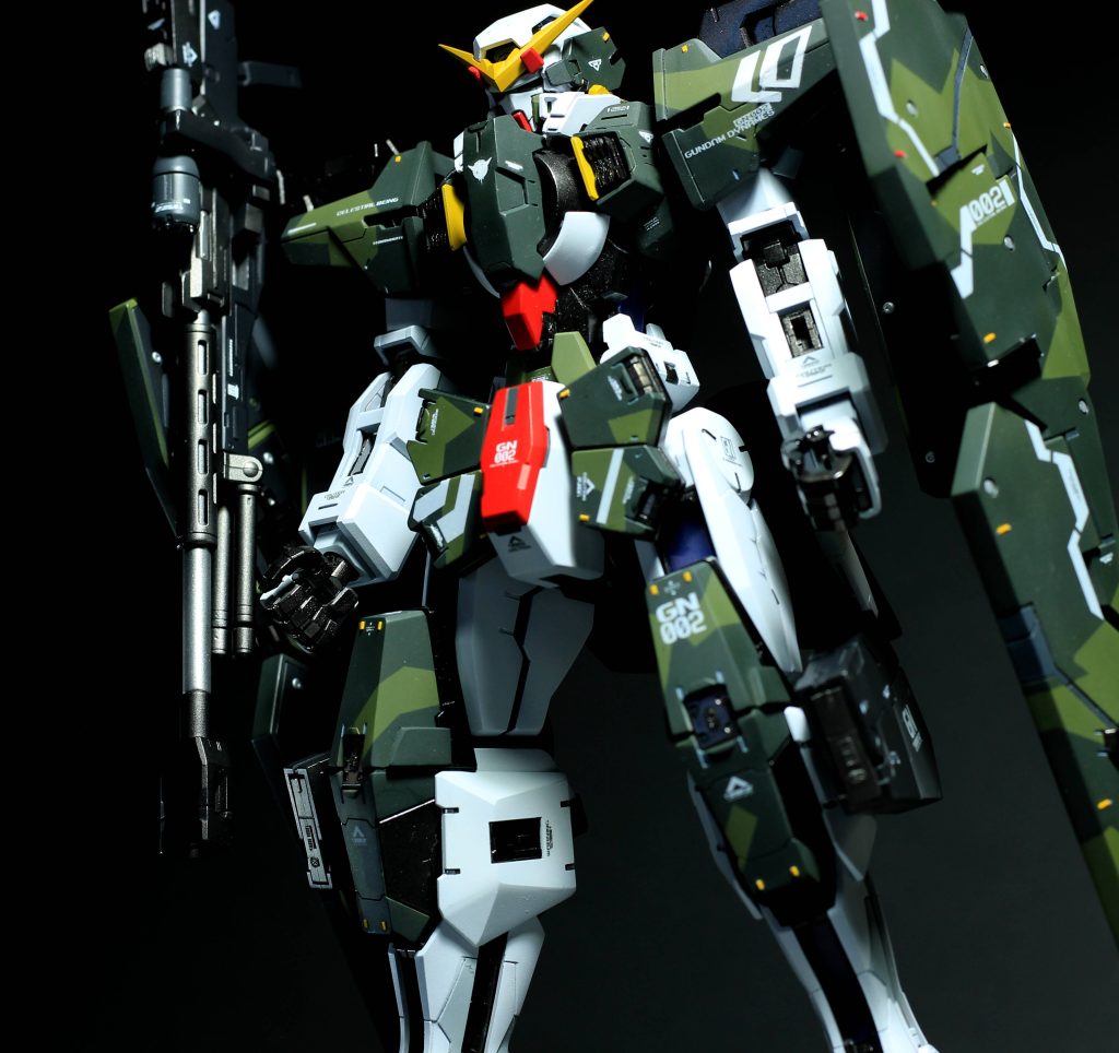 【煽り図】ダクト部分はしいたけディティールを真似して新造。装甲上の四角いダボ穴にはレッド・イエローに塗ったプラ板をピンポイントで貼りつけてみました。使用したデカールはガンダムデカール・自作デカールを含めて200枚程です。