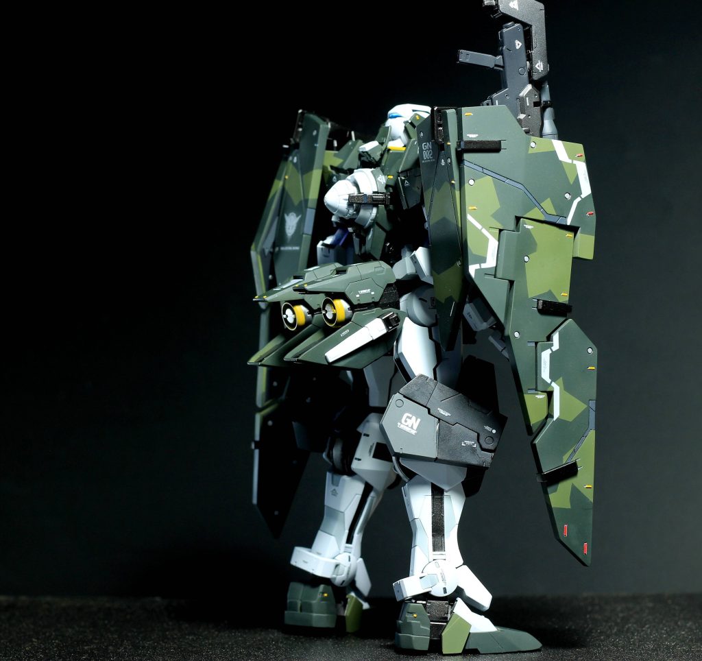 【背面図】迷彩はシールド間で繋がるように塗り分け。部位によって光沢・半艶・つや消しを塗り分けてあります。