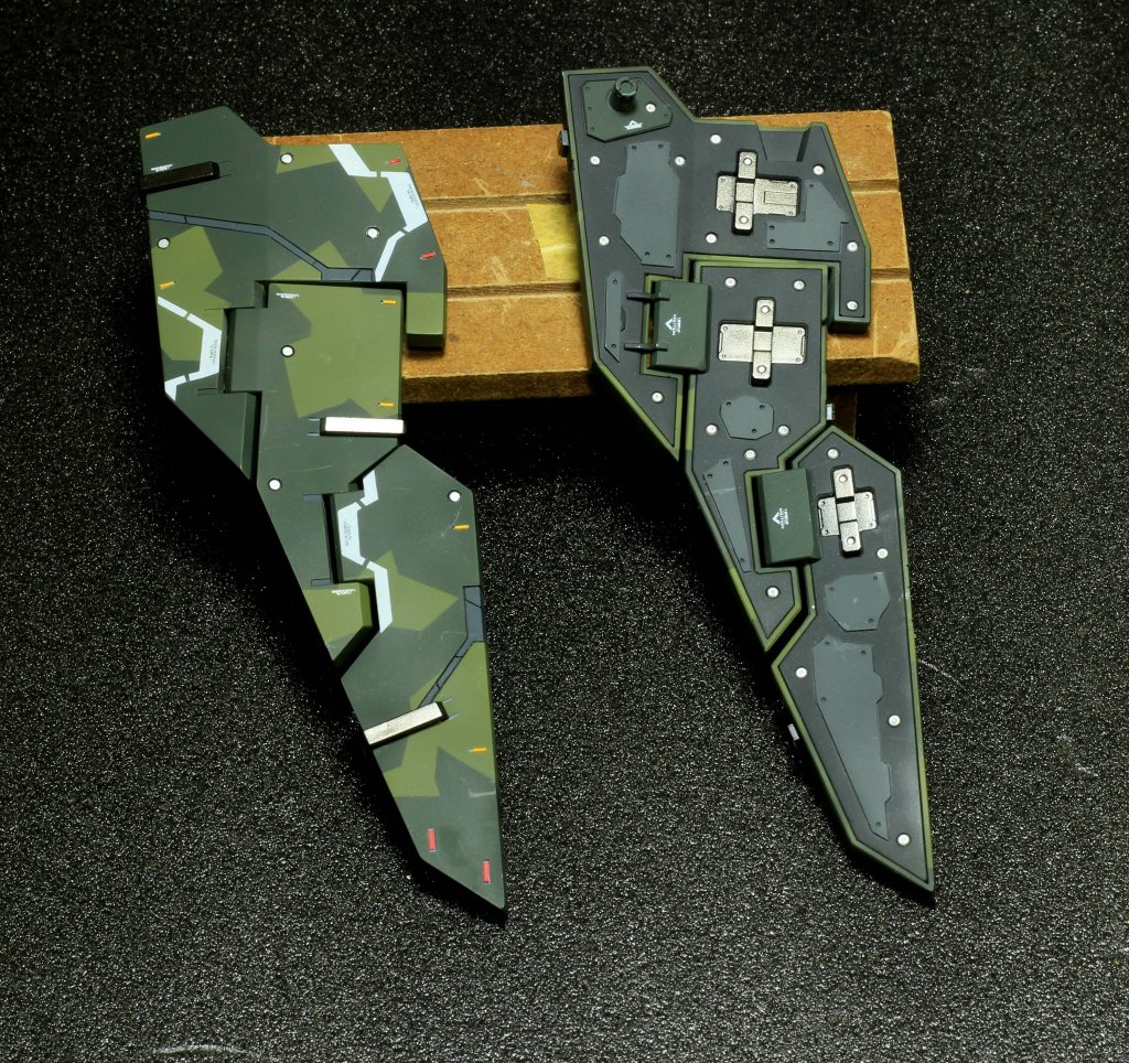 【シールド類の塗り分け】シールド表は迷彩で塗り分け。裏側にはプラ板で作った装甲板を追加してみました。塗装は現用兵器の色を意識して使用してあります。シールド表面だけでもロシア・アメリカ・ドイツと三国の戦車の色を使用しています。