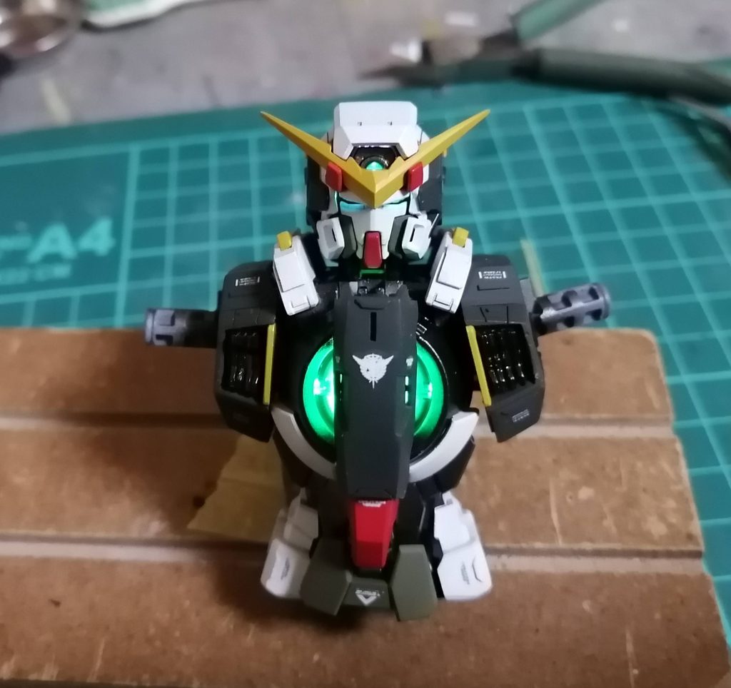 【電飾】頭部と胸部分は自作の電飾ユニットを組み込んで光るようにしてみました。