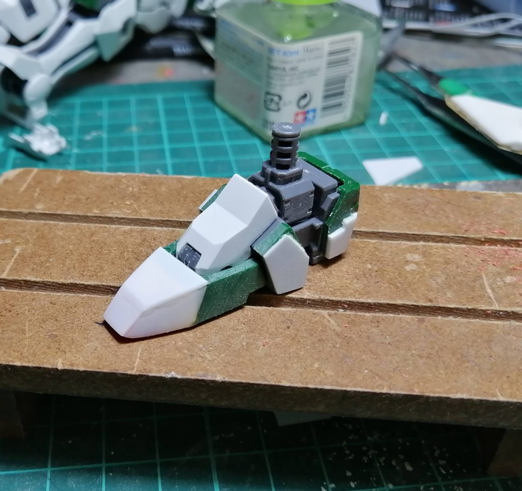 【細部のディティールアップ】大きく形状変更をかけたのは足部分。つま先が落ちているようなデザインだったので、エクシアやキュリオスのように先のとがったデザインに変更し、4機体並べた時に違和感が出ないようにしてあります。全体的な作りがしっかりとしていて、なおかつ細かい分割で色分けもほぼ完ぺき。出木杉君なキット過ぎて、逆にいじるところが思いつかない…というのが今回最大の悩みでした。サークルメンバーとの競作という企画で制作しましたので、他三人の機体もガンスタ様に投稿されています。よろしければぜひそちらもご閲覧くだされば、嬉しい限りです最後まで見ていただきありがとうございました。次回もよろしくお願い致します。