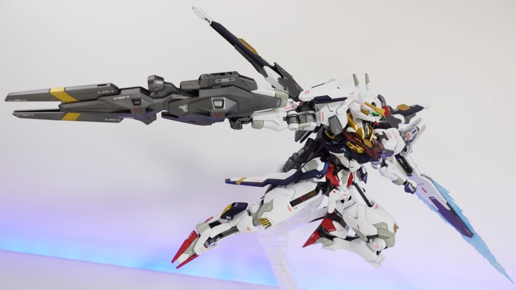 完成時の写真 その7改修は胸部の延長工作と足の付け根パーツの左右入れ替えその他は殆どビットオンモードで使用するギミックの盛り込みです