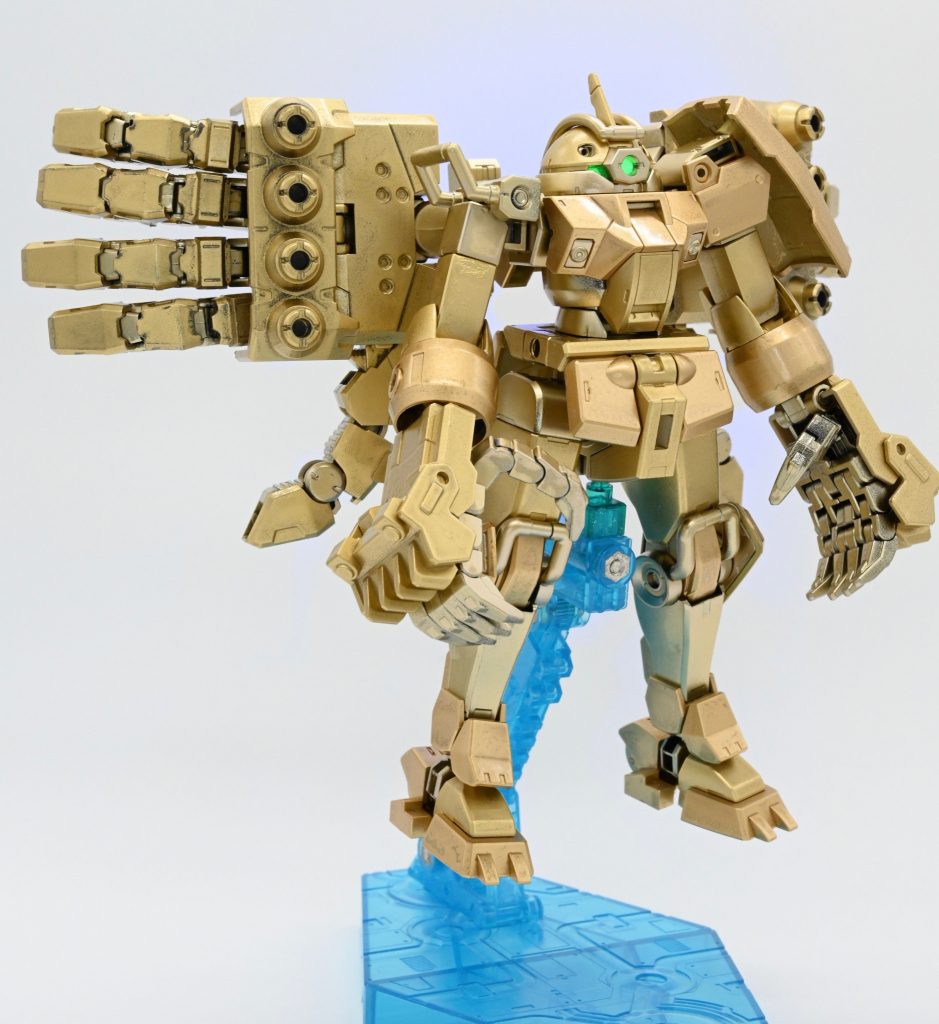 拳はバックパックに取り付けられます。