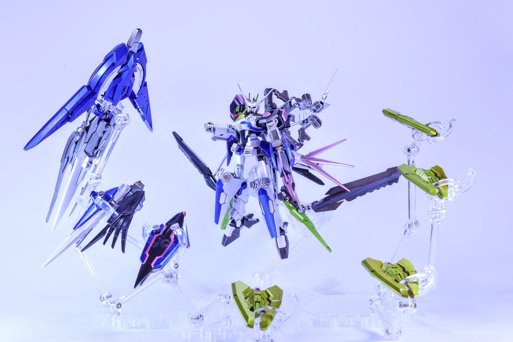 　サイコドライブ ストライカーは本体と4機のビット「ブラスタービット」で構成されており、本体機首部には感応波を受信・発信するための大型アンテナとキャノピーに見える部分に膨大なサイコミュを処理するためのコンピューターが設けられている。　ブラスタービットはサイコミュ通信によってコントロールされるサイコシャード発生器である。遠隔操作時には先端から生成したサイコシャードを槍状にして射出する、幅広く展開して盾にする、ワイヤー状にして敵機の捕縛を行う等、様々な運用が可能になっている。