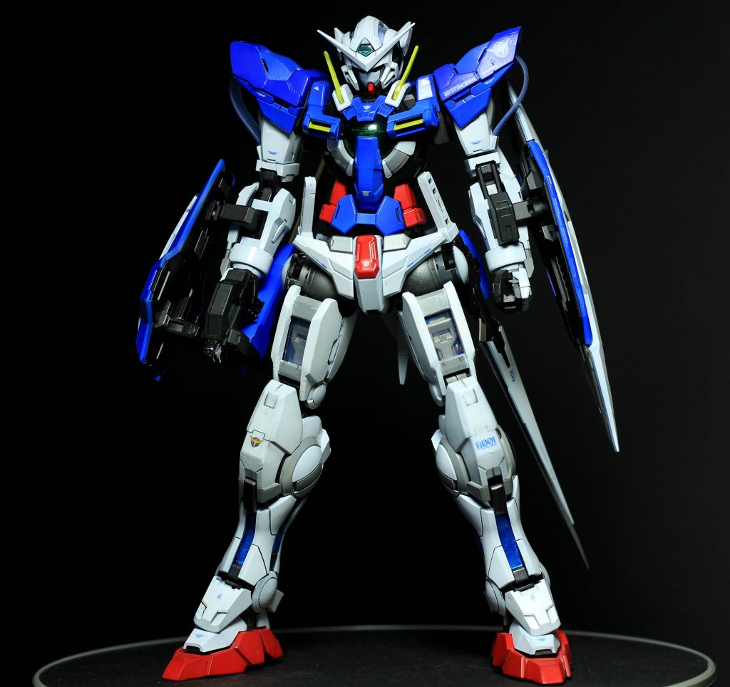 【正面図】基本はMGの設計を活かしつつPGよりのプロポーションになるように改修しました。太もも・つま先は延長加工。肩アーマーはボリュームアップして見えるように改修しつつ別装甲に見えるようにいじってあります。