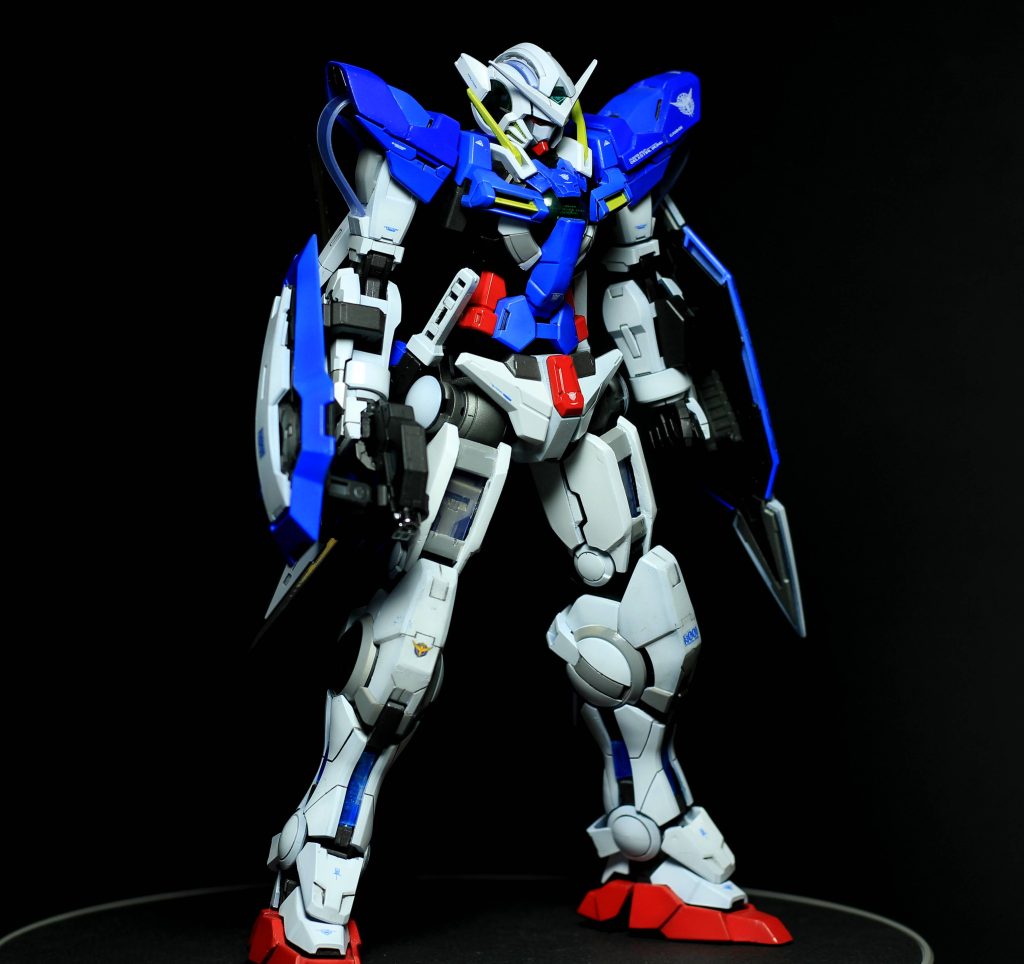 【側面図】太ももの延長によりキット付属のホロシートが使用できなくなった為、余剰部分から切り出して自作しています。スネ横の青みがかかったシートはラピーテープとプラ板から自作。MGだと何もない部分ですが、PGだとここに電飾が入るので、ディティールアップの一環として追加してみました。