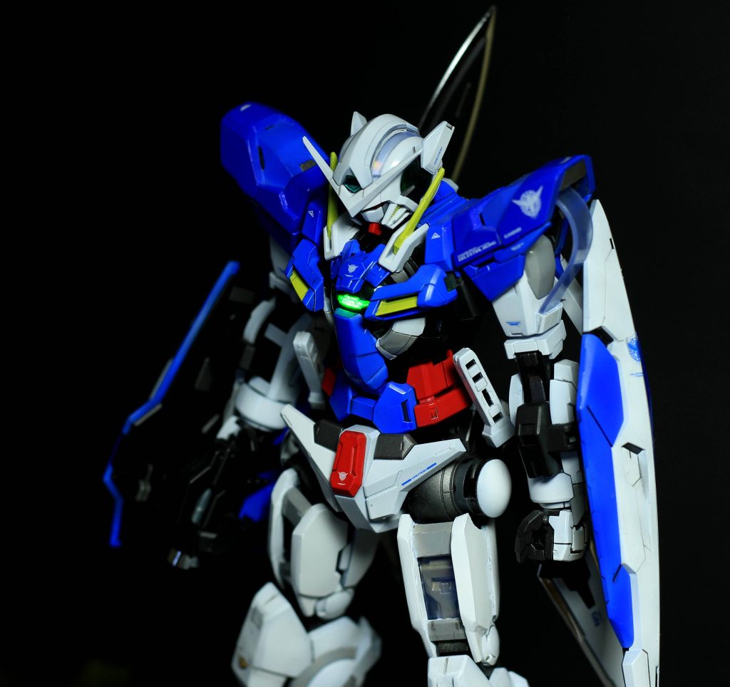 【上部煽り図】胸にはメーカー純正のLEDユニットを装備。キット付属のシールを張り付けているので、文字が浮かび上がる仕様です。