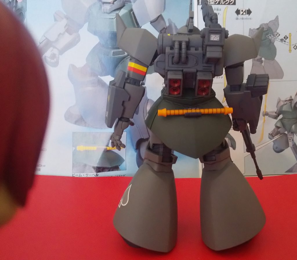 :後ろだ。色分けされてない部分は、ビームライフルのスコープ(桃)、両肩当ての内側(黒)等だ。各バーニアは任意で赤で部分塗りをしといた。因みにDランナーは昔はabs素材だったけど、現在はkps素材に変更されてるな。塗装する人にとっては大きな嬉しさだ。