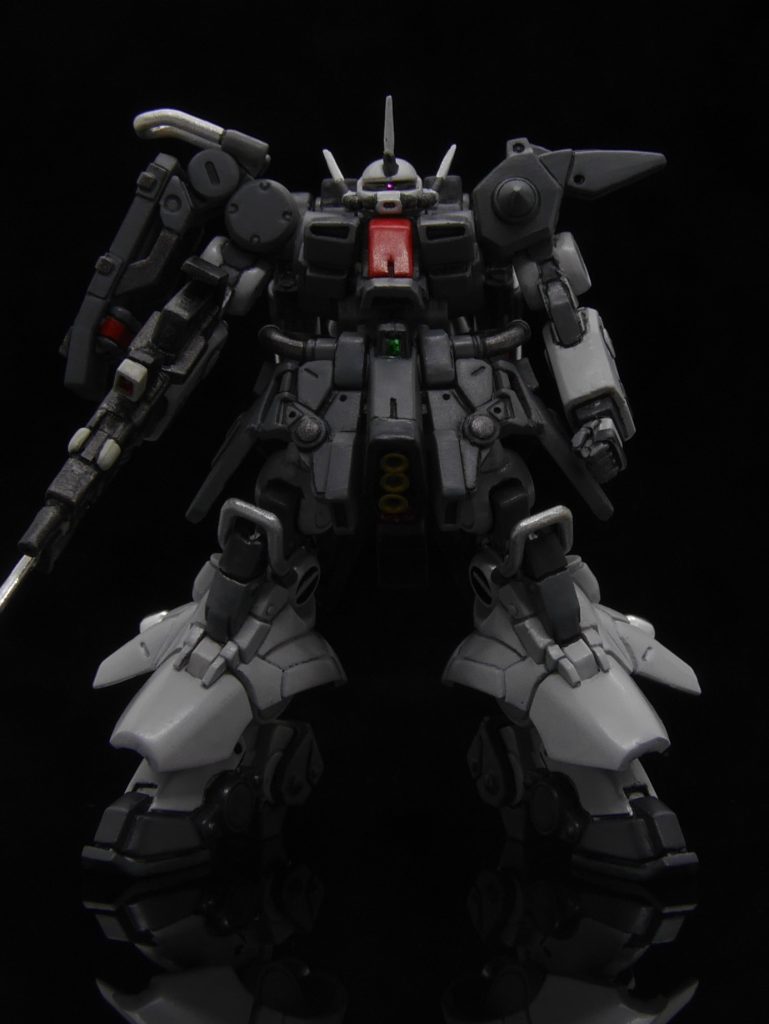 モノアイには初めて、ラピーテープ＋UVレジンを使用しました。極小サイズにカットしたピンクのラピーテープに透明のUVレジンをほんの少しだけ出し、硬化させました。結構、上手くできたのではないかと◎他の緑のセンサー類は、ラピーテープを貼り、その上に透明のUVレジンを載せています。こちらは、写真では上手く活かせませんでした、、、(;^_^A