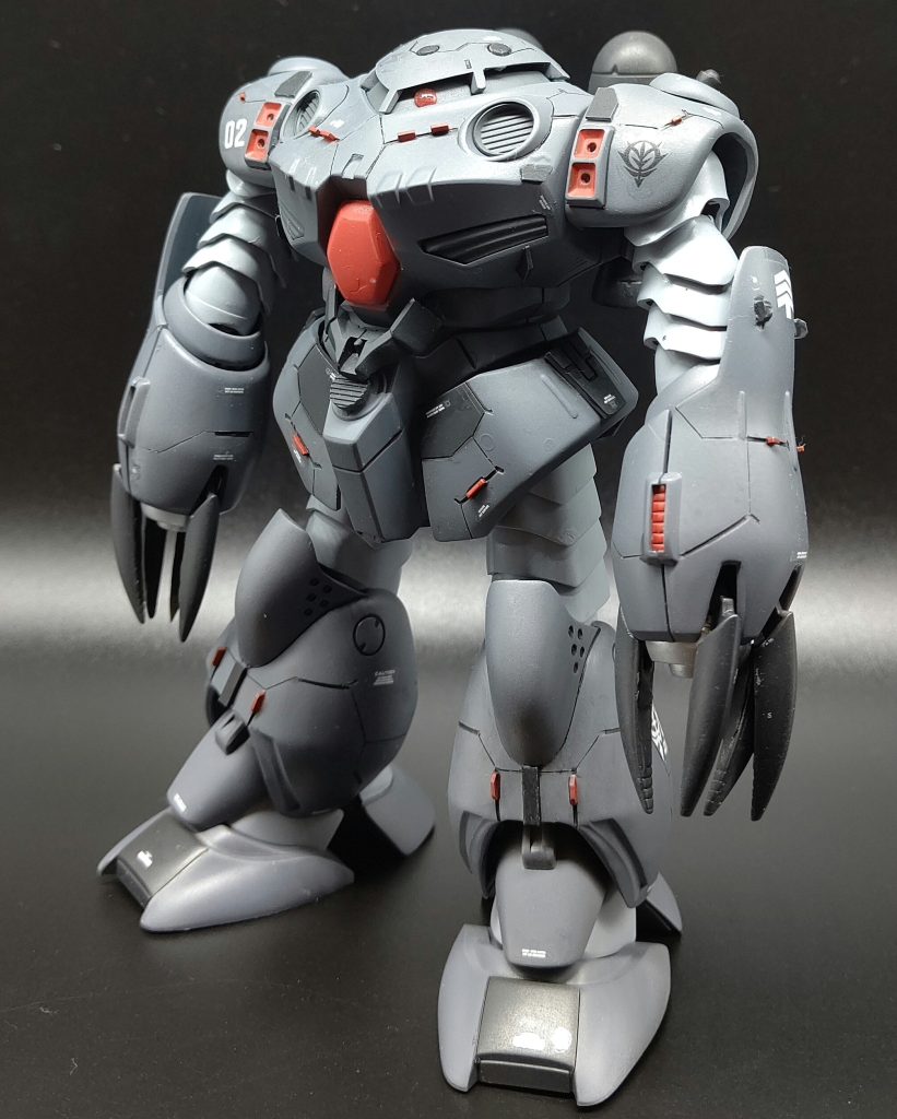 メインカラーはシルバーサフを下地にジオングレーとスージーブルーで調色してます。差し色はブラックに見えますがジャーマングレーを使用してます。モノアイの位置は真ん中の穴を埋めて横にずらしました。