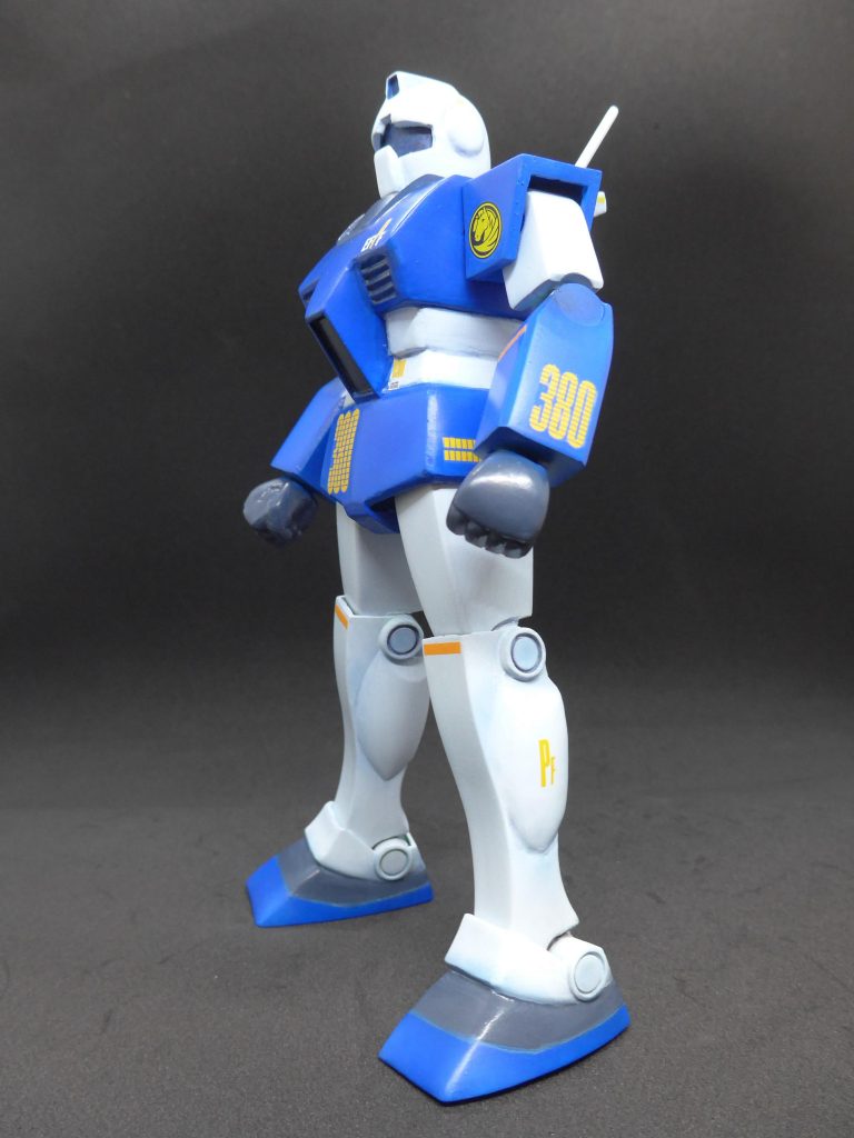 左横からです。脚部に、平和維持軍の簡便表記「PF」が入っています。腰部には17個の小ブロックが印字されているが、これは毎週、優秀活動者に対して付与されます。このパイロットは通算17度獲得しており、評価数はダントツです。