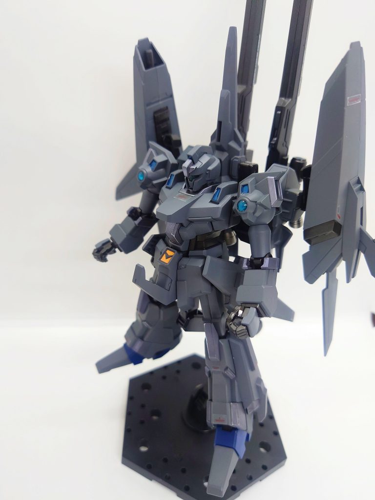 やや上から。元キットはリゼルC型 ディフェンサーbユニット ゼネラルレビル仕様です。素組みでも凄まじくカッコ良く、さらに変形状態もかなり簡単に再現できる神キットでした。リゼルは初めてアニメで見たガンダムユニコーンでひと目で心を奪われた機体なので、今回ガンプラ復帰一年の記念に制作いたしました。カラーリングはゼータプラスやデルタプラスを参考に、グレー系統で塗っています。ニュートラルグレーに、つや消しブラックを加えて、何回か調色を繰り返したので、再現は難しそうです。