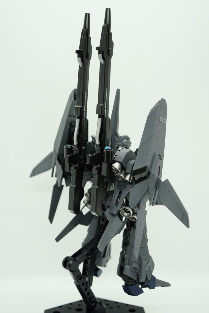 背面。最近気づいたのですが、私かなり背面好きのようで、自分で作っておいて撮影しながら思わず「良い！」と口に出してしまいました。バーニア系はスーパーチタン2、武装や関節は黒鉄色で塗装しています。