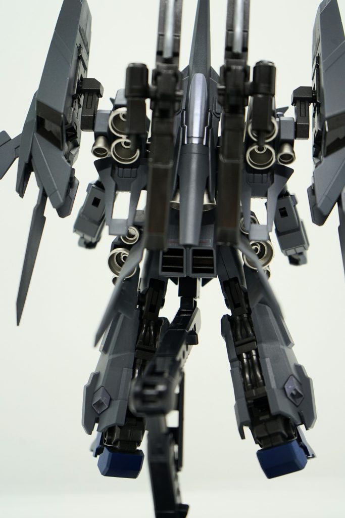 真後ろから。何ヶ所か、磨くと金属光沢が出る、ミスターメタルカラーのアイアンを塗装し、2000番ヤスリで磨いています。かなり後ろが重たいキットですが、ちゃんと自立してくれるので、バンダイはすばらしいですね。