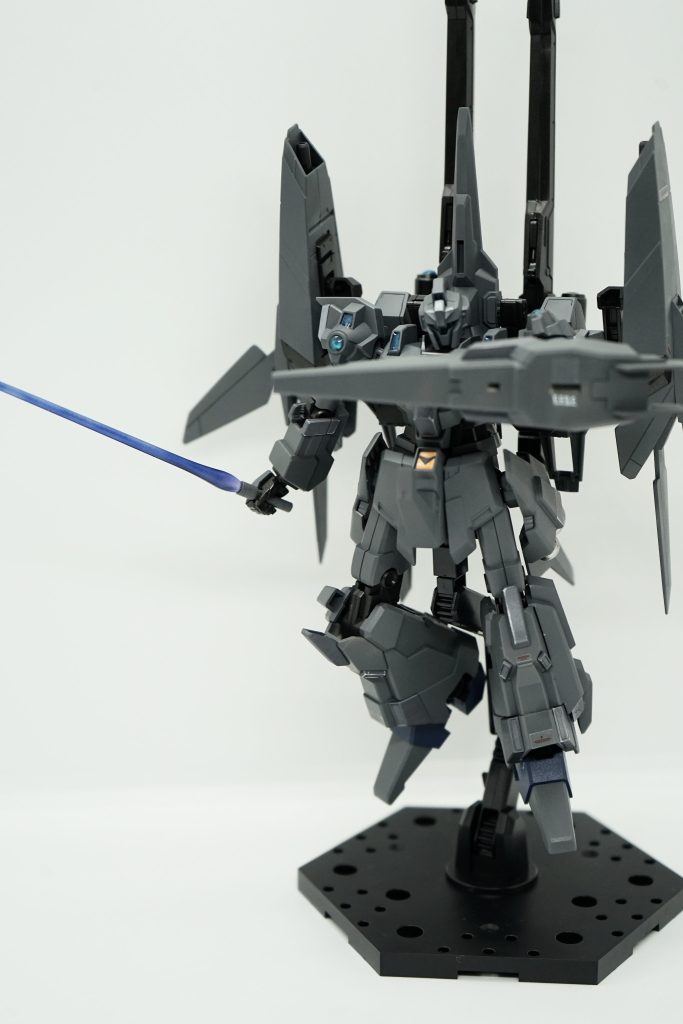 武器構え。頭部バイザーやサーベルは元のクリアイエローにクリアブルーを塗り、青く見せています。