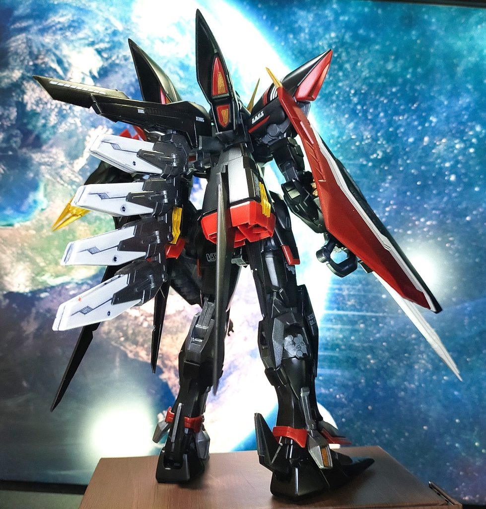 どうしても後ろ姿、特に腰周辺がスッキリし過ぎていて物足りなかったので、スラスター強化と称してエールストライカーをズドンと!もちろんバッテリーも搭載化