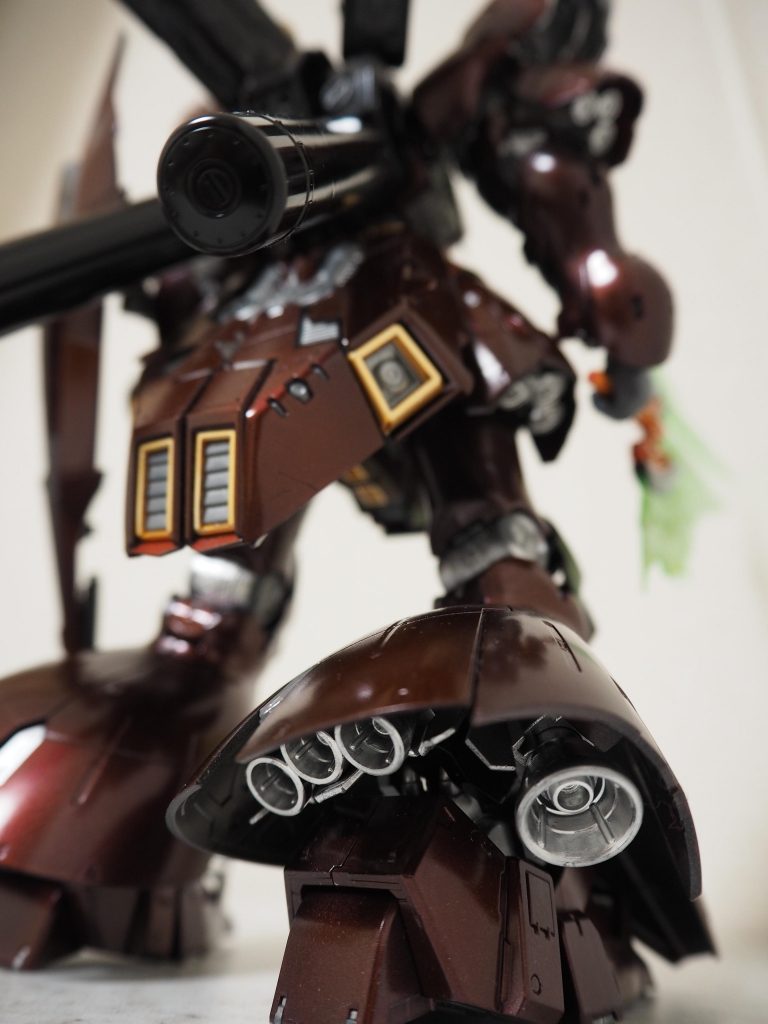 メインフレームカラーのこだわりの他、インナーフレームもステンレスカラーで統一。バーニアはメッキカラーで塗装。後方下部から除くレッグバーニア部は個人的に最も美しいと感じるアングルショットです。