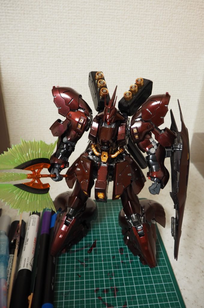 最後に俯瞰視点のショット。照らされた光によって時に殆ど黒く見えるほど、重たい赤となっています。最初は「女性化粧品売り場で見るような高級感のある赤」というふわっとしたイメージで製作を始めましたが、自分の中ではかなりお重量感のある美しいカラーで塗装できたと感じます。エアブラシは今回2度目の使用でしたが、このような色が表現できるのは楽しいですね！ぜひ皆様のご意見をお聞かせください。ここまでご覧いただきありがとうございました。