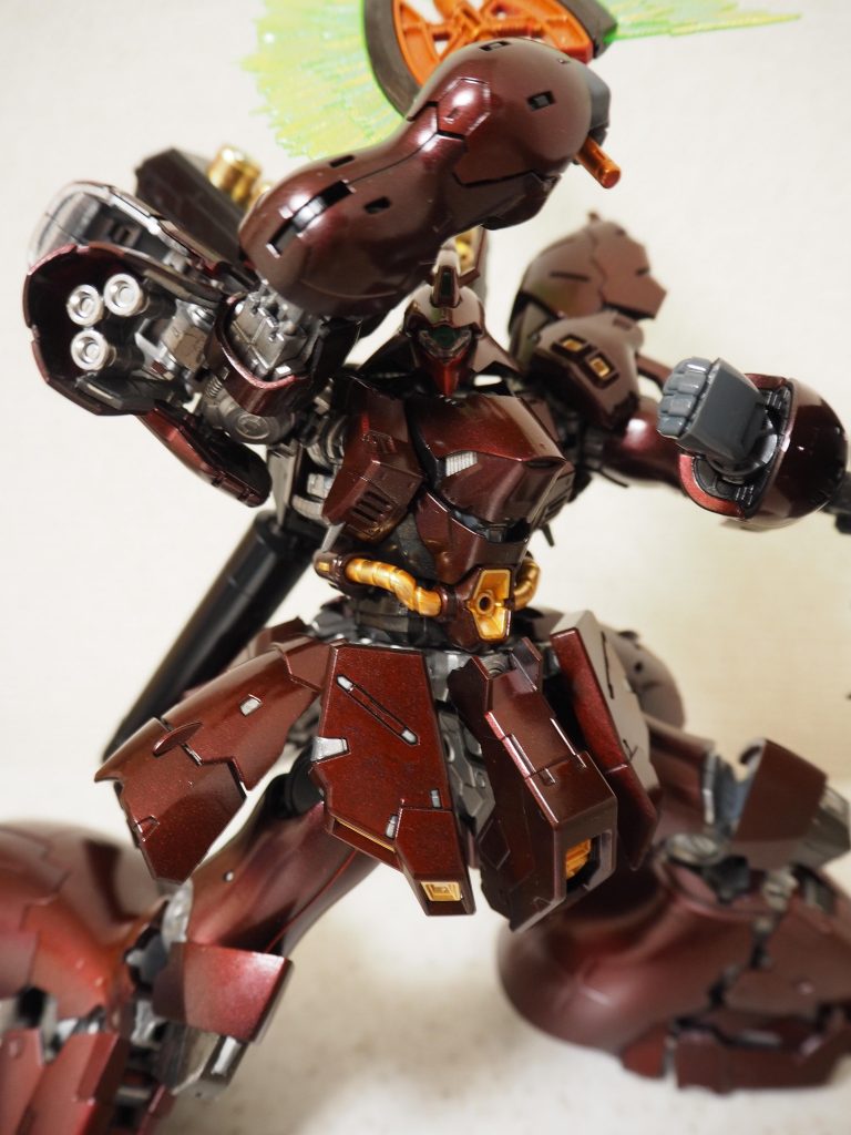 力強くビームトマホークを持ち上げる様子。こうして全体が移るショットを見ると、赤・金・銀のカラー配置が絶妙だと感じます。また、デカールなしでこのディティールを誇るRGキットの圧倒的な完成度にただただ驚愕します。