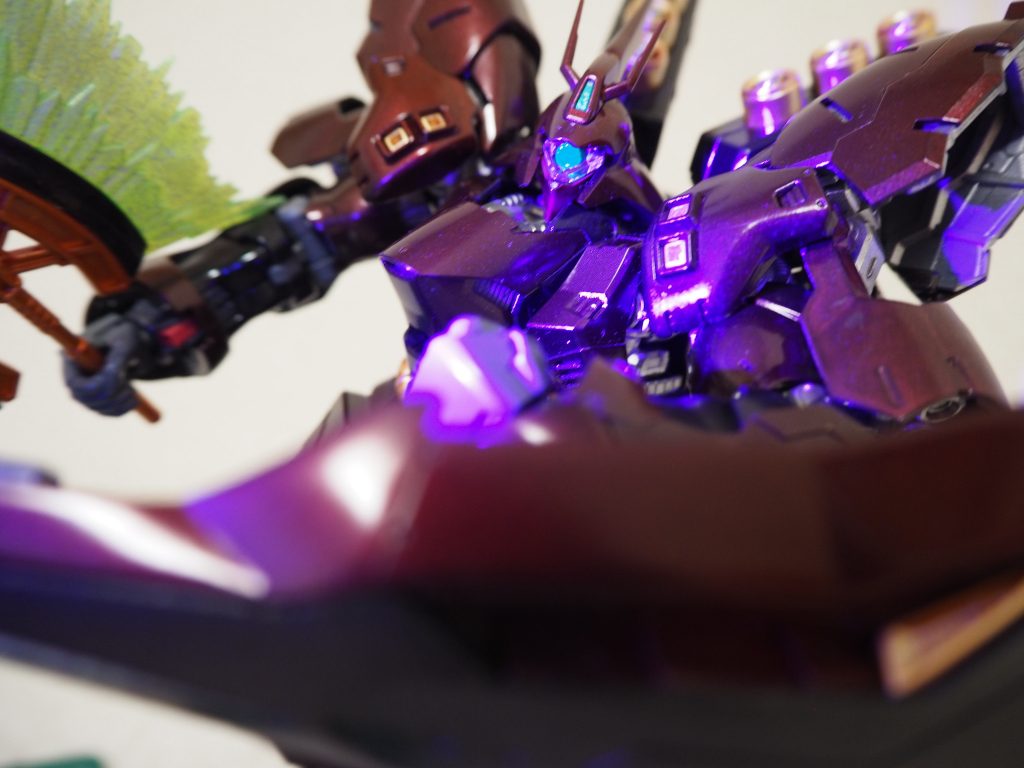 メインカメラおよびサイコフレームはガイアカラー蛍光グリーンにて塗装。ブラックライトを当てることでやっと輝きます。